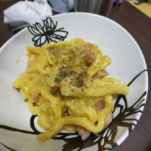 麺つゆで美味しい”カルボナーラうどん”